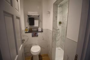 Ground floor apartment at Number 8: king bed, en-suite, lounge, kitchenette