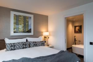 King Suite with Sofa bed room in Bankside Hotel Autograph Collection