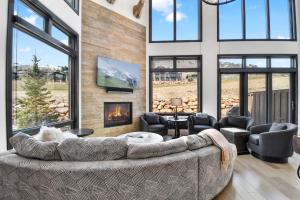 Walk to Skiing, Exceptional Juniper Landing 4 BR, Private Hot Tub, Golf Course Views, Outdoor Pool