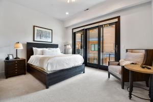 Walk to Skiing, Exceptional Juniper Landing 4 BR, Private Hot Tub, Golf Course Views, Outdoor Pool