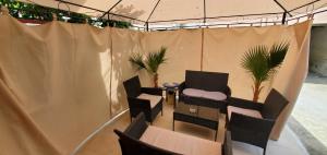 DELUXE TOP CENTER House with gardens tent ,2 bedrooms and living room next to the BEACH and SEA GARDEN- 5 min by walk,with equiped kitchen