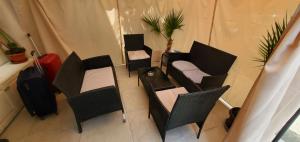 DELUXE TOP CENTER House with gardens tent ,2 bedrooms and living room next to the BEACH and SEA GARDEN- 5 min by walk,with equiped kitchen