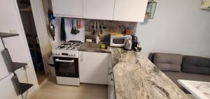 DELUXE TOP CENTER House with gardens tent ,2 bedrooms and living room next to the BEACH and SEA GARDEN- 5 min by walk,with equiped kitchen