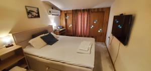 DELUXE TOP CENTER House with gardens tent ,2 bedrooms and living room next to the BEACH and SEA GARDEN- 5 min by walk,with equiped kitchen