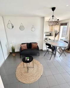 Appartements F2 Charmant avec Grande Terrasse : photos des chambres