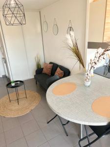 Appartements F2 Charmant avec Grande Terrasse : photos des chambres