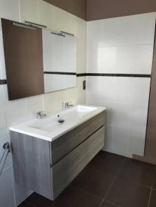 Maisons de vacances 20 people house swimming pool and beach : photos des chambres