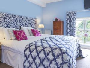 Twin Room with Private Bathroom room in The White Hart at Lydgate
