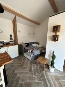 Charmant Studio dans villa - jardin privatif .