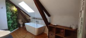 B&B / Chambres d'hotes Suite Parentale 65 M² vue sur les montagnes : photos des chambres