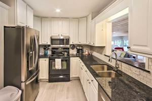 Dock, Deck and Boat Slip Lakefront Eucha Home