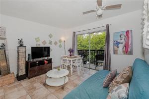 Cute, cozy condo walk to the beach!