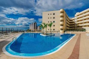 Premium Paradise Stay - Balcony Sea & Pool Views - Top Rated