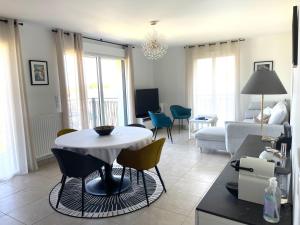 BELLA CRUZ 66 m2 prestations premium, wifi, balcon, parking avec borne de recharge électrique, plage Prieuré, Commerces