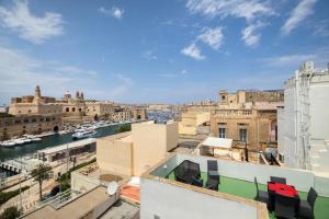 Traditional & Modern Maltese Townhouse - Rooftop Terrace and Sea Views, close to Birgu Waterfront