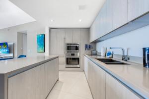 The Ultimate Resort - BEACHFRONT 2 BEDROOM APARTMENT WITH DIRECT OCEAN VIEW, ROOFTOP POOL, HOT TUB AND GYM