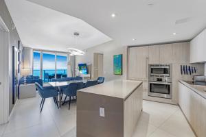 The Ultimate Resort - BEACHFRONT 2 BEDROOM APARTMENT WITH DIRECT OCEAN VIEW, ROOFTOP POOL, HOT TUB AND GYM