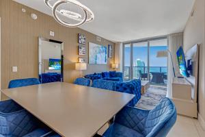 The Ultimate Resort - BEACHFRONT 2 BEDROOM APARTMENT WITH DIRECT OCEAN VIEW, ROOFTOP POOL, HOT TUB AND GYM