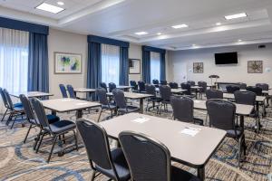 Holiday Inn Express and Suites Edwardsville by IHG