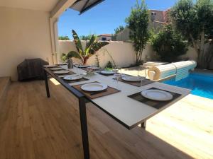 Villas VILLA FLAVIE- Luxueuse - Confort Jardin Barcecue Borne Recharge Electrique 10min PLAGE- FAMILLE-PISCINE-TOP PROS SERVICES Conciergerie : photos des chambres