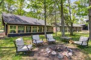 1 Mi to Beach and Lake Breezy Point Cabin with Yard! - 3hvězdičkové hotely ve městě Pequot Lakes