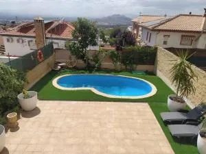 Luminosa y confortable casa con vistas y piscina - Víznar