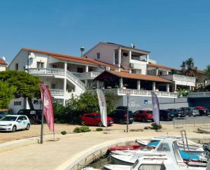 Plavi Val Apartments - 3hvězdičkové hotely ve městě Tribunj