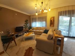 Havuzlu Bahçeli Müstakil Villa