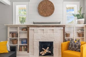 BeeKeepers Inn - Beautifully Renovated 1929 Bungalow with 2 Bedrooms on Brick Street near Tampas Attractions