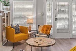 BeeKeepers Inn - Beautifully Renovated 1929 Bungalow with 2 Bedrooms on Brick Street near Tampas Attractions