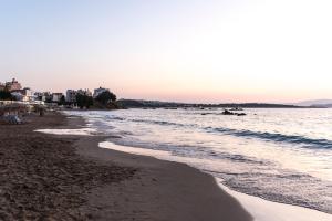 Enjoy Sunsets at Fully Equipped Seaside apt