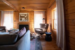 Lake View Cozy Cabin Hocking Hills with Pond and Hot Tub