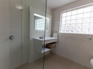 Martys Little Beach NO. 4 Ground Floor Apartment with Heated Pool access