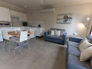 Martys Little Beach NO. 4 Ground Floor Apartment with Heated Pool access