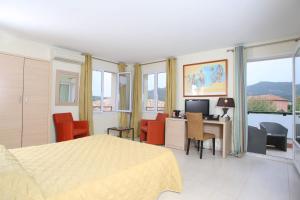 Hotels Hotel Serenada : Chambre Double Confort avec Terrasse