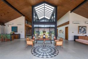 StayVistas The Barn - Mountain-View Luxury Mansion with Heated Infinity Pool, Deck, Jacuzzi, Lawn featuring a Gazebo and Firepit