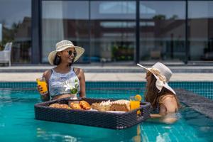 StayVistas The Barn - Mountain-View Luxury Mansion with Heated Infinity Pool, Deck, Jacuzzi, Lawn featuring a Gazebo and Firepit