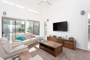 Douglas Hide and Sea