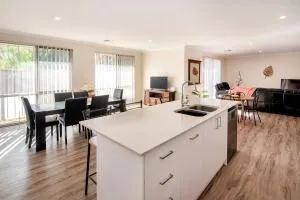 Duke Cottage - pet friendly near beach. - Geographe