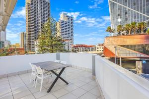 Private Rooftop, 2-Storey Surfers Paradise Apartment with Pool [Near Beach!]
