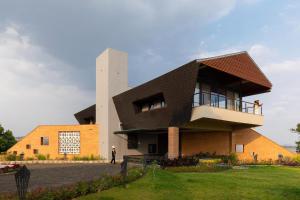 Pearl Lakeview Mansion by StayVista - Lakeside villa with Infinity pool, In-house theatre & Games room