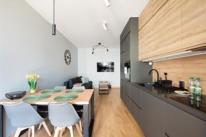 Wola Skwer Happy Apartment by BookingHost