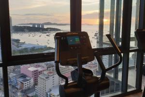 Edge Central Pattaya Residence with Living Room