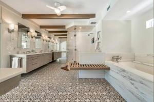 Extravagant Palm Beach Pool Oasis! Sleeps 8!