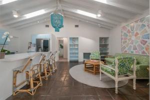 Extravagant Palm Beach Pool Oasis! Sleeps 8!