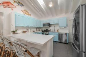 Extravagant Palm Beach Pool Oasis! Sleeps 8!