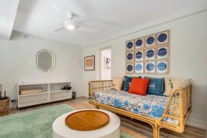 Extravagant Palm Beach Pool Oasis! Sleeps 8!