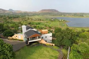 Pearl Lakeview Mansion by StayVista - Lakeside villa with Infinity pool, Jacuzzi, In-house theatre & Games room - Mokhāda