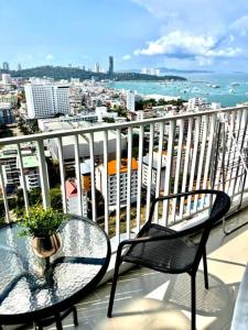 BASE Central PATTAYA Long Balcony King-Bed with Infinity Pool