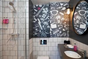 Queen Moxy Sleeper room in Moxy Slough